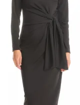 Vestido midi negro de manga larga con escote redondo y detalle de lazo en la cintura.