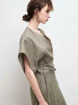 Vestido kimono midi azul con escote en V, mangas cortas amplias y lazo en la cintura.