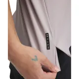 Remera deportiva gris de corte holgado, con mangas cortas y logo estampado en el pecho.