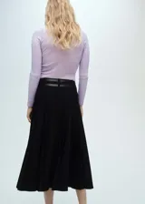 Jersey de punto fino color crudo, con cuello redondo y manga larga.