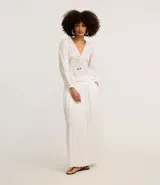 Pollera evasé midi color blanco, confeccionada en viscolino con 30% de lino, con lastex en la parte trasera de la cintura y forro interno.