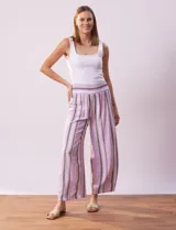 Pantalón de lino de corte ancho con cintura elastizada, color lavanda con rayas verticales en tonos lavanda, rosa, blanco y gris.