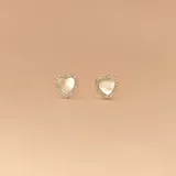 Par de caravanas de plata 925 con forma de corazón, centro de nácar y borde de circonias.