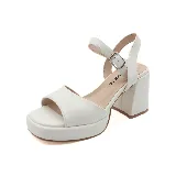 Sandalias blancas de cuero sintético con plataforma y tacón bloque. Tira ancha sobre los dedos y tira con hebilla al tobillo.