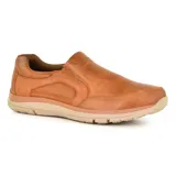 Zapato casual color tostado, con diseño slip-on y suela cómoda, ideal para uso diario.
