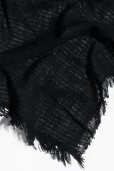 Pañuelo cuadrado negro de algodón con textura y flecos en los bordes.