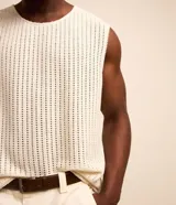 Musculosa de hombre color beige, tejida con textura rendada y cuello redondo.