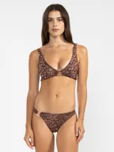 Conjunto de bikini marrón con estampado animal print, compuesto por un corpiño con aro central y una bombacha con detalle de aro en el lateral.
