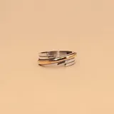 Anillo de plata 925 con detalle de línea en oro.