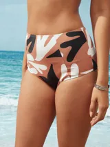 Conjunto de bikini estampado con corpiño triangular con lazos en los hombros y bombacha de tiro alto.