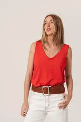 Musculosa roja holgada con escote en V.