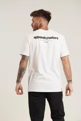 Remera de algodón color amarillo claro con estampado pequeño en el pecho.