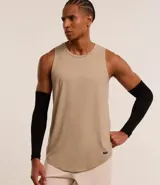Musculosa deportiva azul sin estampa, de poliéster.