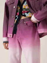 Pantalón de jean recto de tiro medio, confeccionado en tejido de algodón elastizado con estampado degradado de color violeta a blanco. Calce relajado, largo por arriba de los tobillos.