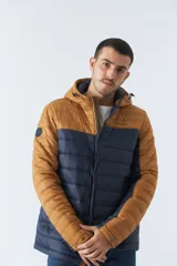 Campera puffer para hombre, con capucha ajustable y bolsillos con cierre.