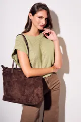 Chaleco de punto color beige con lurex, de corte recto y mangas cortas. Tejido calado con pequeños agujeros.