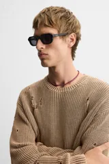 Sweater color marrón claro con efecto lavado ácido y roturas. De corte relajado, cuello redondo y mangas largas.