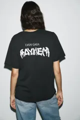 Remera negra de algodón con efecto lavado, cuello redondo y mangas cortas. Estampado frontal con imagen de Lady Gaga y texto "LVDY GAGA" y "MAYHEM".