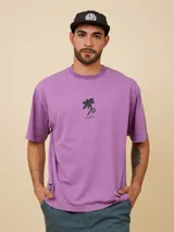 Remera violeta de algodón con calce relajado y estampa frontal con el logo de la marca.