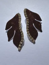 Aro dorado con forma de hoja y detalle de strass.