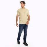 Remera color arena de manga corta con cuello redondo y logo de la marca Merrell estampado en el pecho.