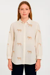 Camisa blanca con estampado de cebras negras, de corte holgado y manga larga.