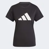 Remera deportiva Adidas de manga corta y cuello redondo, color negro, con el logo grande de las tres barras en blanco en el frente. Presenta un ajuste clásico y espalda en malla para mayor ventilación.
