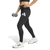 Calza deportiva Adidas Train Essentials negra con cintura alta y logo de la marca en blanco en la pierna izquierda.