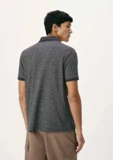 Chomba manga corta color gris con cuello clásico y tapeta de dos botones.
