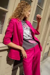 Remera gris de algodón con estampado de flor en tonos rosa y blanco. Tiene cuello redondo, mangas cortas y corte recto.