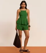 Short color verde esmeralda confeccionado en tejido de lino y viscosa, con cintura elástica, cierre tradicional y bajo plegado.