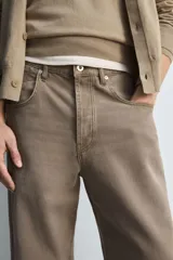 Pantalón de jean color marrón topo, de corte amplio y tiro alto.