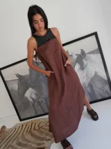 Vestido largo marrón de lino con detalle de cuero negro en la parte superior delantera y cartera trasera.