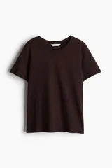 Remera marrón de punto suave de algodón con cuello redondo ribeteado.