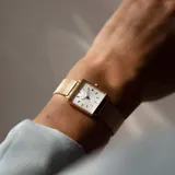 Reloj Rosefield modelo The Boxy XS con caja cuadrada de acero color oro rosa y esfera blanca. La malla es de acero color oro rosa.