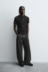 Camiseta negra de corte slim fit, cuello redondo y manga corta. Confeccionada en tejido de algodón con elasticidad y acabados en rib.