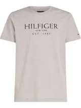 Remera gris de algodón con cuello redondo y logo Tommy Hilfiger estampado en azul marino en el pecho.