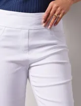 Pantalón capri blanco de gabardina elastizada, marca Ruby Rd. Con pretina ancha elastizada, bolsillos delanteros simulados y bolsillos traseros aplicados.