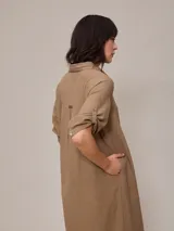 Vestido camisero largo de lino y algodón, color azul, con cuello camisero y botones frontales.