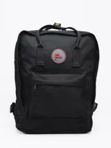 Mochila negra de poliéster con revestimiento de PU, con dos asas de mano y correas ajustables para los hombros. Tiene un compartimento principal con cierre, un bolsillo frontal con cierre y dos bolsillos laterales abiertos.