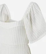 Vestido largo blanco de tejido laise con textura plisada vertical, escote cuadrado y mangas cortas con volado.