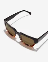 Lentes de sol Hawkers unisex con montura cuadrada negra y carey, y lentes marrones.