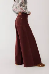 Pantalón jean color borgoña, de corte wide leg y tiro alto.