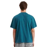 Remera verde con estampa frontal con el logo de la marca Critical Slide.