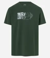 Remera verde oscuro de algodón, corte comfort, cuello redondo y manga corta. Estampa frontal con una motocicleta y un mapa.