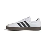 Championes Adidas VL Court Base, color blanco con detalles en negro y suela marrón.