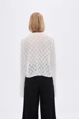 Saco de tejido de punto calado color marfil con escote en V y lazos para atar en el frente.