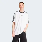 Camiseta Adidas Originals Adicolor blanca con cuello redondo acanalado y mangas cortas con tres rayas negras. Logo de Adidas bordado en el pecho. Corte holgado.