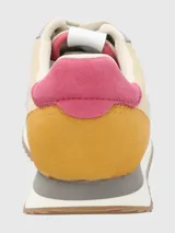 Zapatillas urbanas de mujer Hush Puppies modelo Bliss Sun, color beige con detalles en gris, amarillo y rosa. Confeccionadas en cuero y poliéster, con ajuste de cordones y suela de goma con tecnología memory foam.