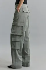 Pantalón cargo de corte amplio confeccionado en tela príncipe de gales color gris. Posee bolsillos superiores y tres bolsillos con fuelle en los laterales.